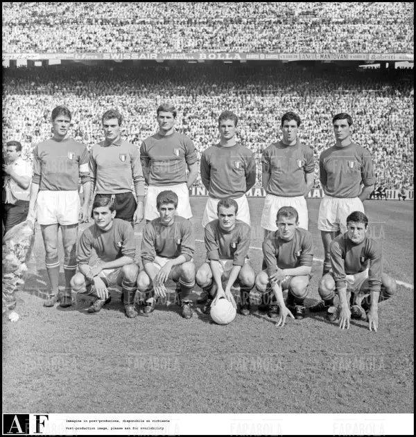 La formazione dell'Italia prima dell'amichevole con il Brasile, Milano, 1963 - Farabola Immagine digitale