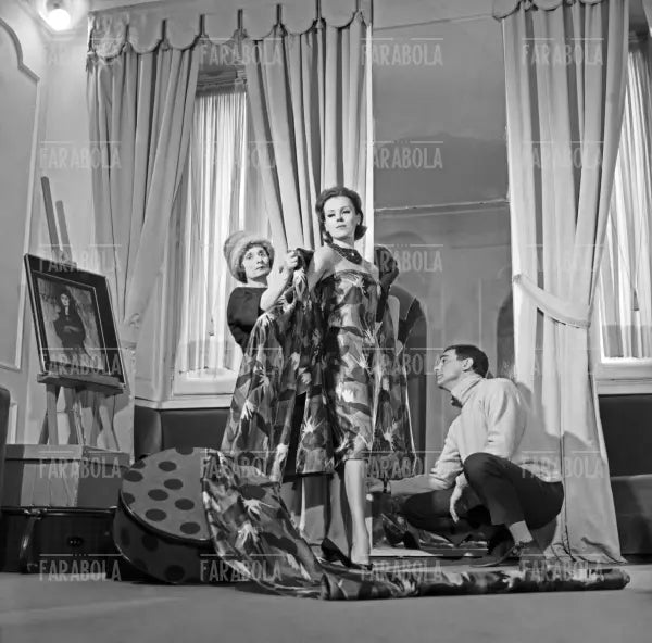 La stilista Biki nel suo atelier con Alain Reynaud, Milano, 1961 - Farabola Immagine digitale
