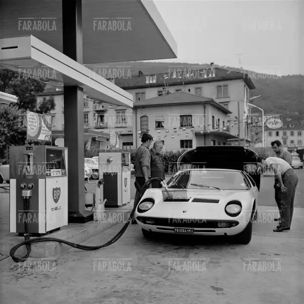 Lamborghini Miura a una stazione di servizio, Lugano, 1968 - Farabola Immagine digitale