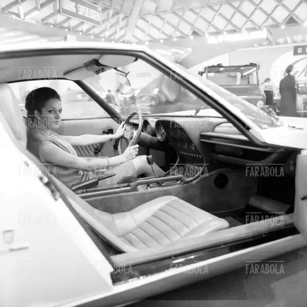 Lamborghini Miura cazzozzeria Bertone al Salone dell'Auto di Torino, 1966 - Farabola Immagine digitale