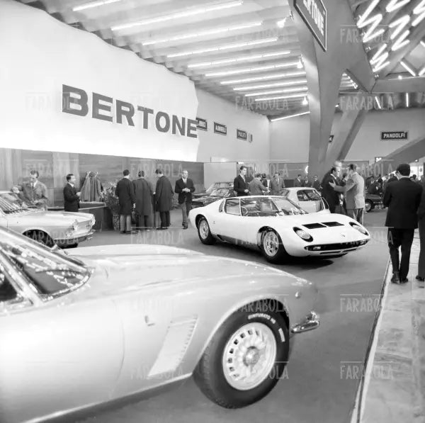 Lamborghini Miura cazzozzeria Bertone al Salone dell'Auto di Torino, 1966 - Farabola Immagine digitale