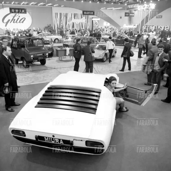 Lamborghini Miura cazzozzeria Bertone al Salone dell'Auto di Torino, 1966 - Farabola Immagine digitale