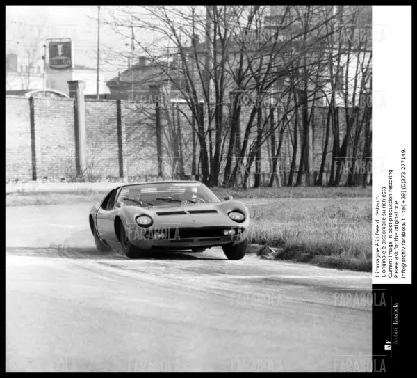 Lamborghini Miura durante un giro di prova all'aerodromo, Modena, 1966 - Farabola Immagine digitale
