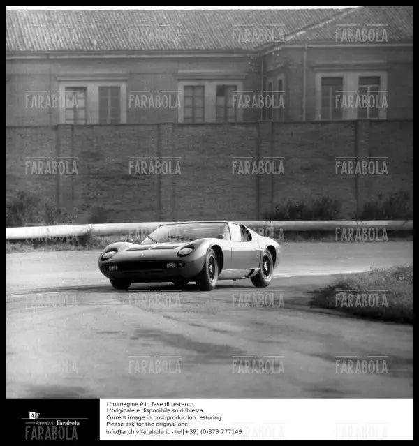 Lamborghini Miura durante un giro di prova all'aerodromo, Modena, 1966 - Farabola Immagine digitale