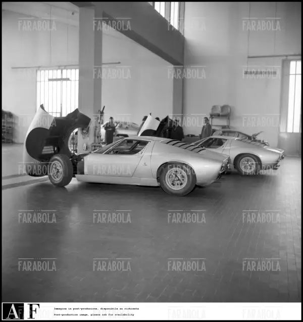 Lamborghini Miura nella fabbrica di Sant'Agata Bolognese, 1968 - Farabola Immagine digitale