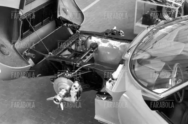 Lamborghini Miura nello stabilimento di Sant'Agata Bolognese, 1966 - Farabola Immagine digitale