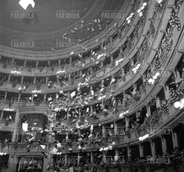 Lancio di manifestini al Teatro alla Scala, Milano, 1965 - Farabola Immagine digitale