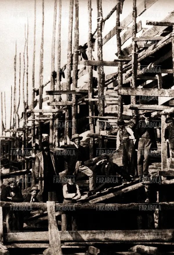 L'architetto Giuseppe Mengoni ispeziona i lavori di costruzione della Galleria Vittorio Emanuele II, Milano, 1866 - Farabola Immagine digitale