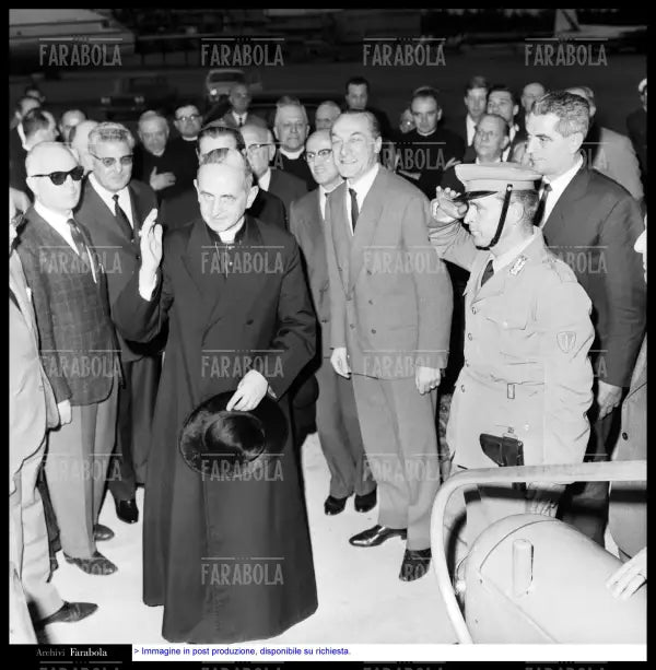 L'arcivescovo Montini in partenza per il conclave di Roma dove sarà eletto Papa, Milano, 1963 - Farabola Immagine digitale