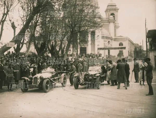 L'arrivo di due concorrenti al controllo di Roma, Mille Miglia, 1934 - Farabola Immagine digitale