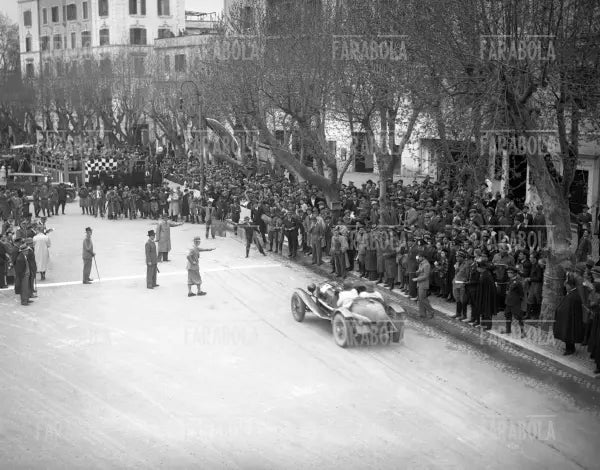 L'arrivo di Pietro Ghersi su Alfa Romeo a Roma, Mille Miglia, 1934 - Farabola Immagine digitale