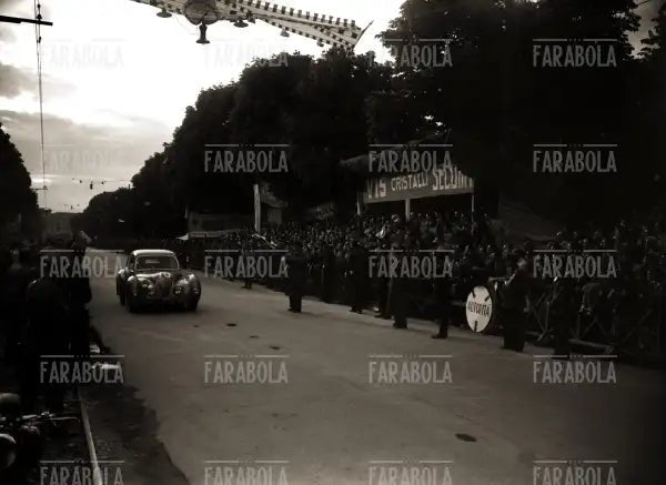 L'arrivo di un equipaggio, Mille Miglia, 1948 - Farabola Immagine digitale