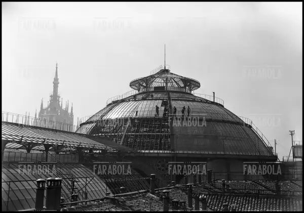 Lavori di rifacimento e copertura della Galleria Vittorio Emanuele II, Milano, 1948 - Farabola Immagine digitale