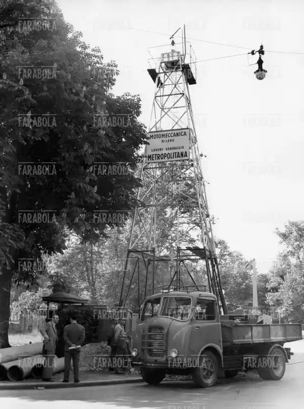 Lavori di sondaggio per la costruzione della metropolitana, Milano, 1953 - Farabola Immagine digitale