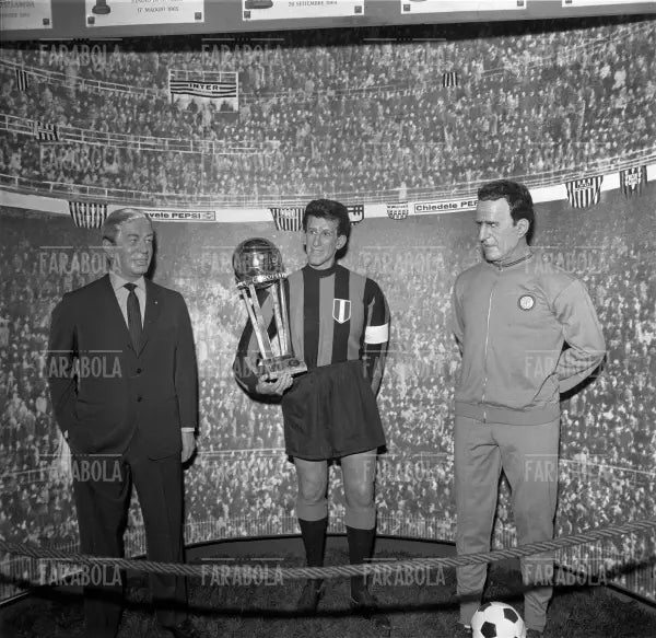 Le statue di Angelo Moratti, Armando Picchi con la Coppa Intercontinentale ed Helenio Herrera, Milano, 1965 - Farabola Immagine digitale