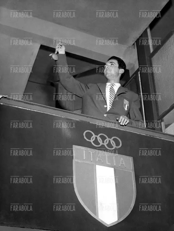 Livio Berruti con la medaglia d'oro, Olimpiadi di Roma, 1960 - Farabola Immagine digitale