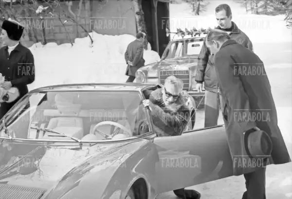Lo Scià di Persia Reza Pahlavi sulla sua Lamborghini Miura, Sankt Moritz, 1968 - Farabola Immagine digitale