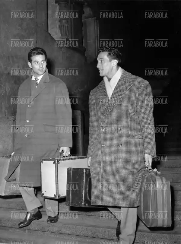 Lorenzo Buffon ed Enzo Bearzot di ritorno da Budapest, Milano, 1955 - Farabola Immagine digitale
