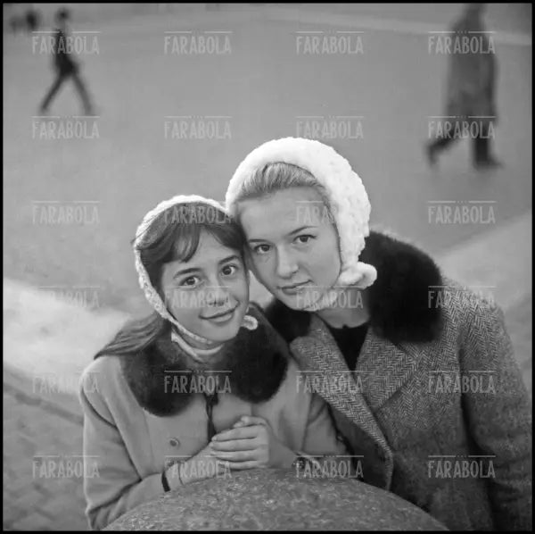 Loretta Goggi con la sorella in piazza San Pietro, Roma, 1966 - Farabola Immagine digitale