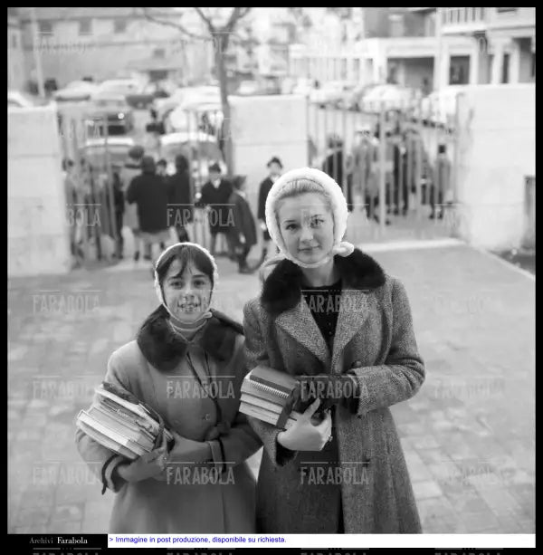 Loretta Goggi con la sorella, Roma, 1966