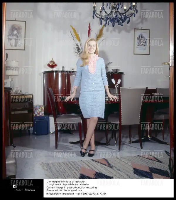 Loretta Goggi nella sua casa a Roma, 1966 - Farabola Immagine digitale