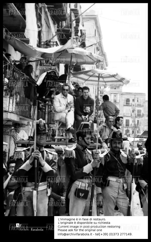 Luchino Visconti e Piero Tosi sul set del film Il Gattopardo, 1962 - Farabola Immagine digitale