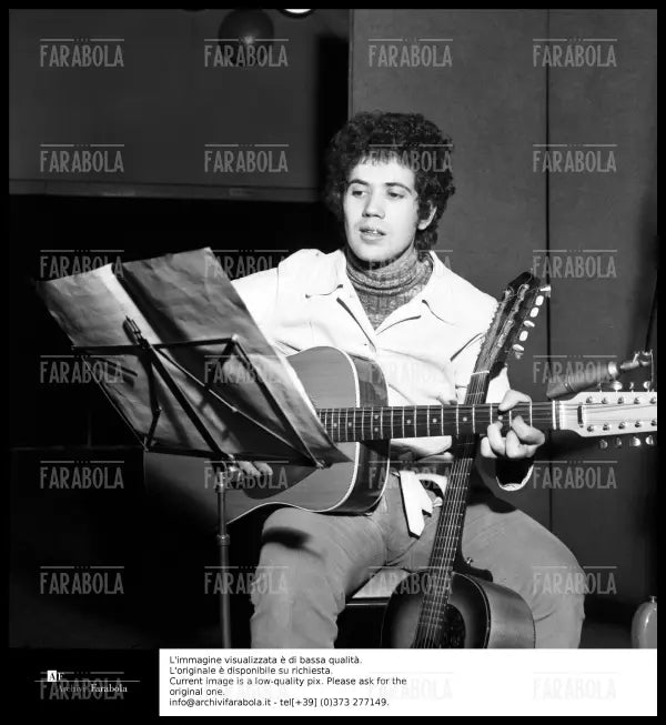 Lucio Battisti in sala d'incisione, 1968 - Farabola Immagine digitale