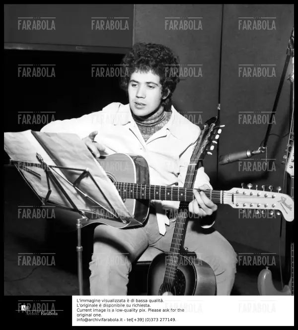 Lucio Battisti in sala d'incisione, 1968 - Farabola Immagine digitale