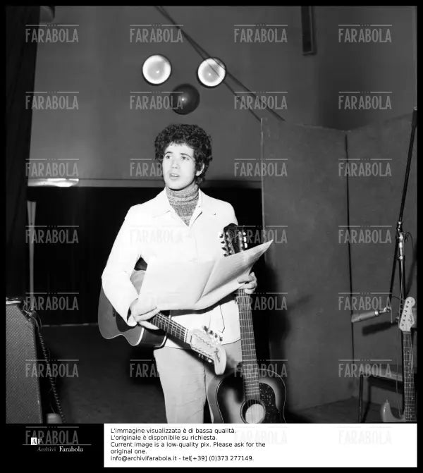 Lucio Battisti in sala d'incisione, 1968 - Farabola Immagine digitale