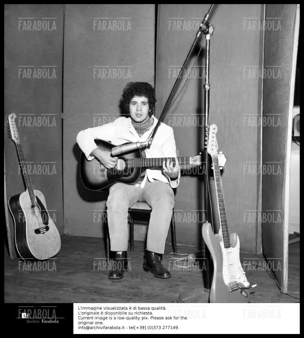 Lucio Battisti in sala d'incisione, 1968 - Farabola Immagine digitale