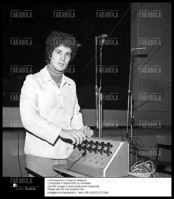 Lucio Battisti in sala d'incisione, 1968 - Farabola Immagine digitale