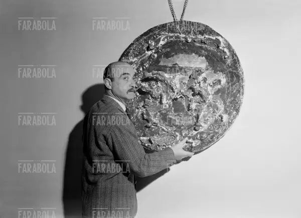 Lucio Fontana con alcune sue opere, 1950 - Farabola Immagine digitale