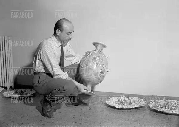 Lucio Fontana con alcune sue opere, 1950 - Farabola Immagine digitale