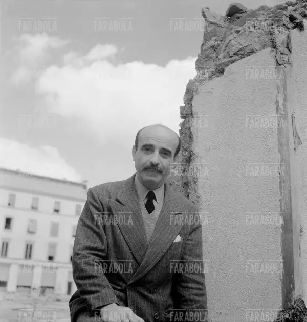 Lucio Fontana nel suo studio bombardato, 1946 - Farabola Immagine digitale