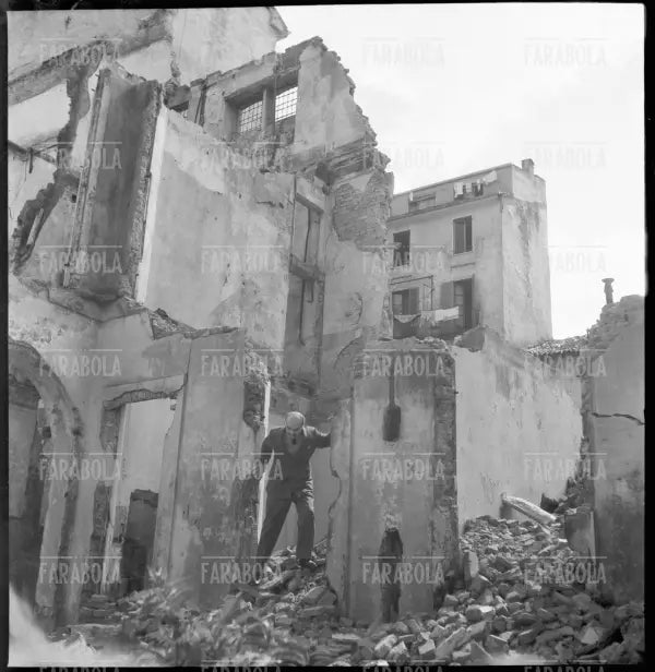 Lucio Fontana nel suo studio bombardato, 1946 - Farabola Immagine digitale