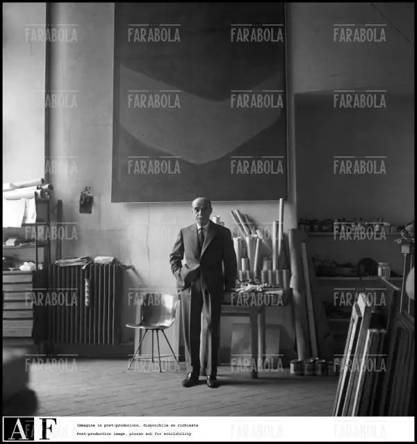 Lucio Fontana nel suo studio, Milano, 1959 - Farabola Immagine digitale