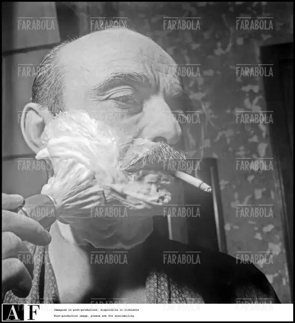 Lucio Fontana si fa la barba, 1950 - Farabola Immagine digitale