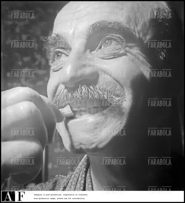 Lucio Fontana si lava i denti, 1950 - Farabola Immagine digitale