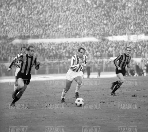 Luisito Suarez, Giancarlo Bercellino e Sandro Mazzoa, Juventus vs Inter, 1967 - Farabola Immagine digitale