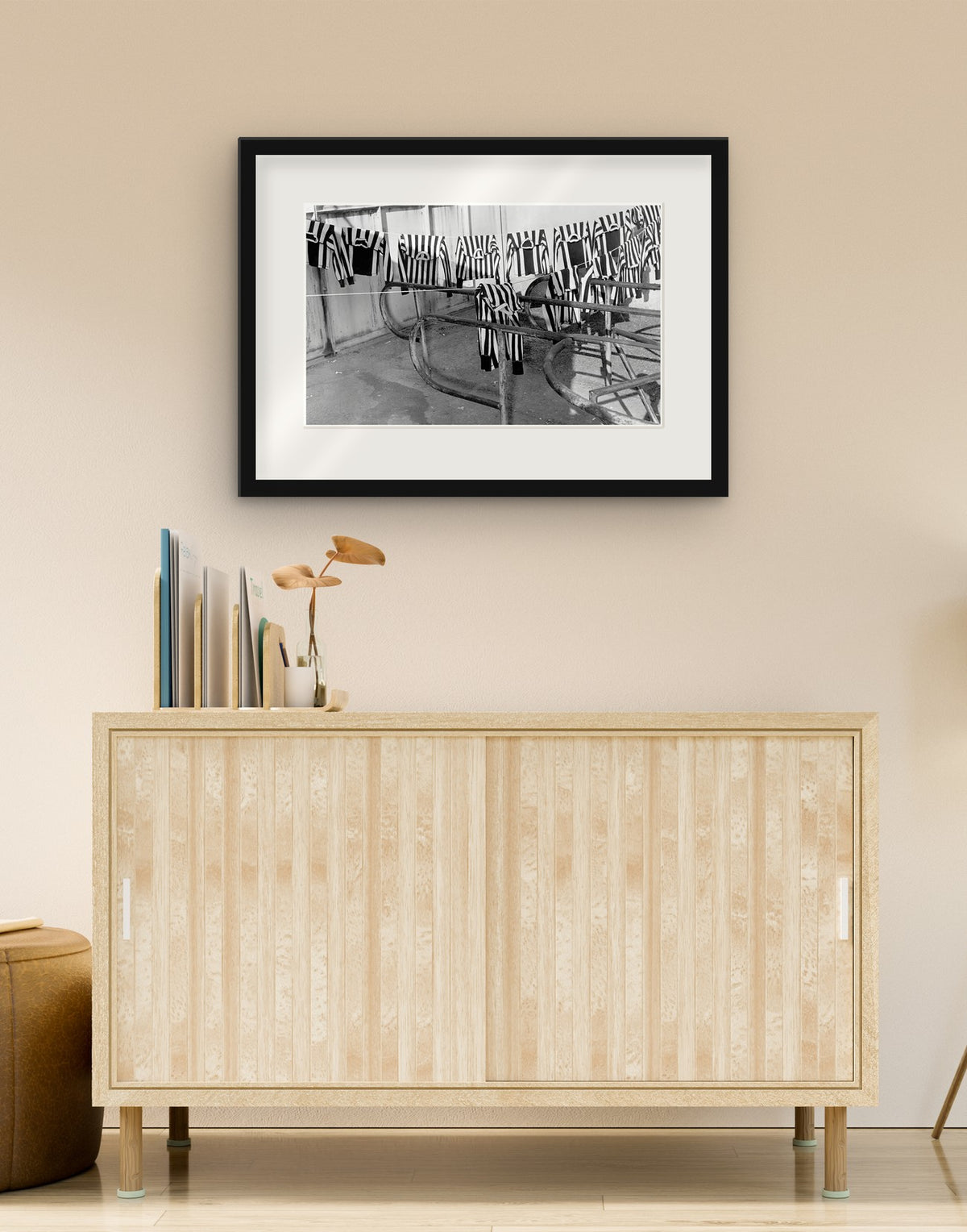 Tirage d'art de « Maillots de la Juventus en train de sécher, 1951 » avec cadre noir et passe-partout, accroché dans un salon au-dessus d'un buffet