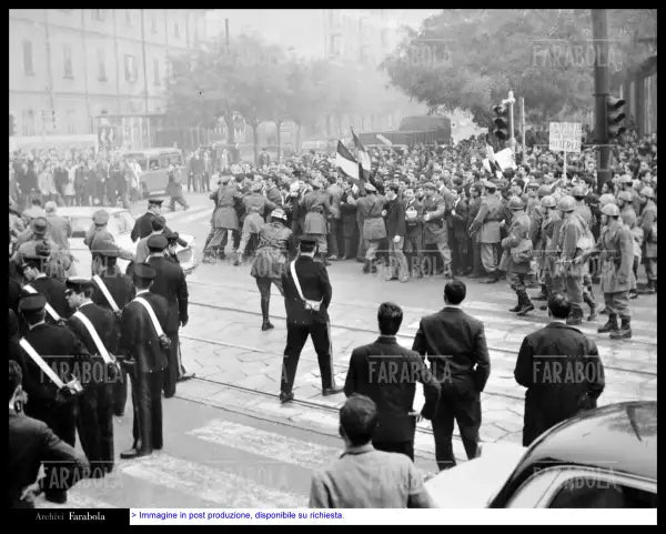 Manifestazione davanti al consolato dell'Austria, Milano, 1962 - Farabola Immagine digitale