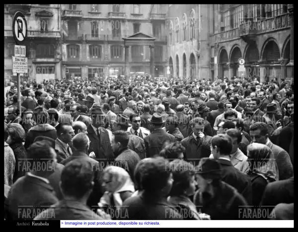 Manifestazione dei bancari in sciopero, Milano, 1963 - Farabola Immagine digitale