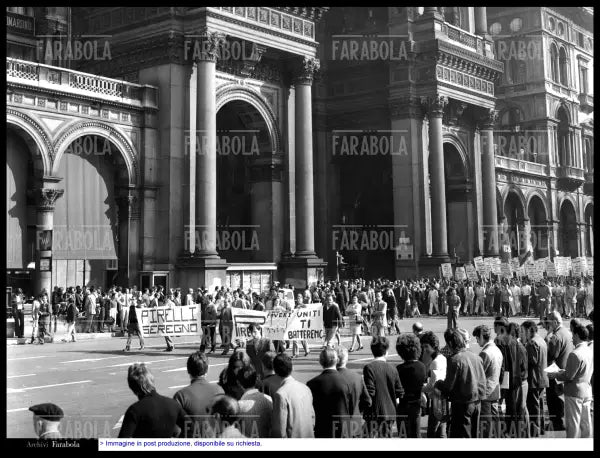 Manifestazione dei metalmeccanini in piazza Duomo, Milano, 1971 - Farabola Immagine digitale