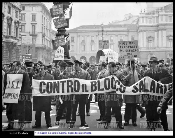 Manifestazione dei tranvieri in sciopero, Milano, anni 60 - Farabola Immagine digitale