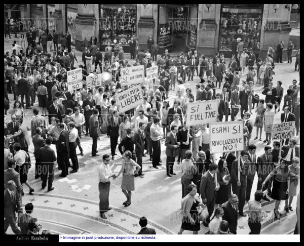 Manifestazione di studenti, Milano, 1968 - Farabola Immagine digitale