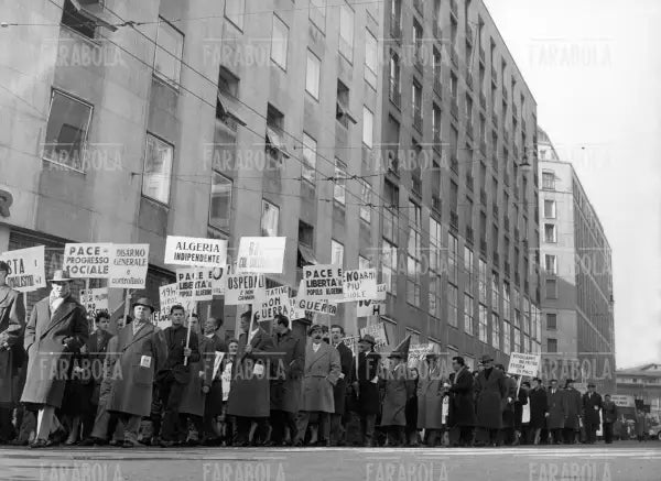 Manifestazione Operai per la Pace, Milano, 1962 - Farabola Immagine digitale