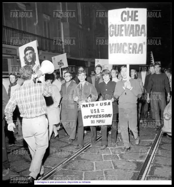 Manifestazione per la morte di Che Guevara, Milano, 1967 - Farabola Immagine digitale