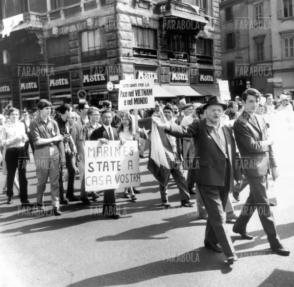 Manifestazione per la pace, Milano, 1967 - Farabola Immagine digitale