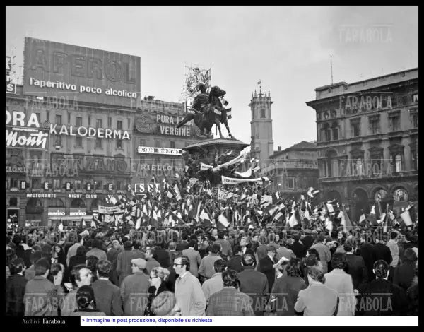 Manifestazione studentesca anti - comunista, Milano, 1971 - Farabola Immagine digitale