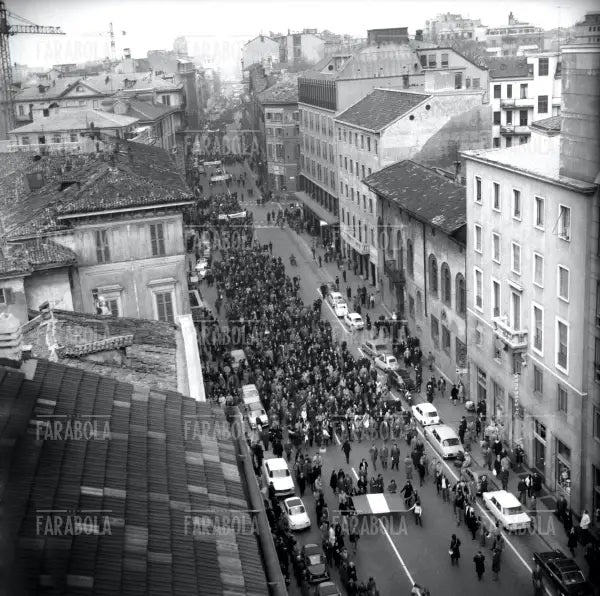 Manifestazione studentesca in corso Venezia, Milano, 1971 - Farabola Immagine digitale